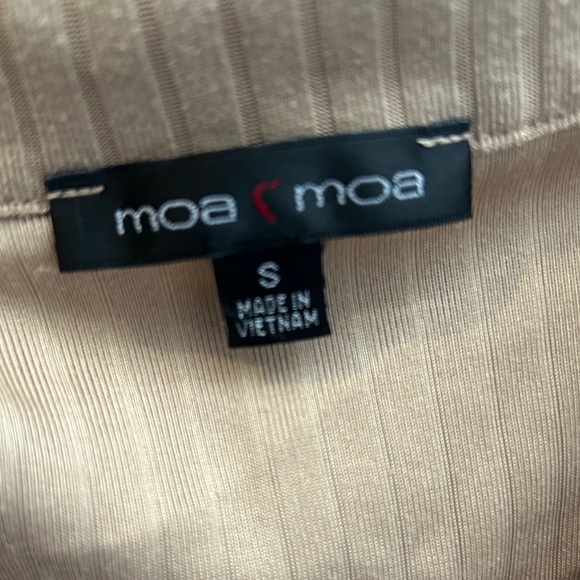 woman’s size (small) cropped shirt - Picture 2 of 4